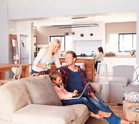 rodzina siedzi w mieszkaniu, w którym zamontowano kocioł gazowy